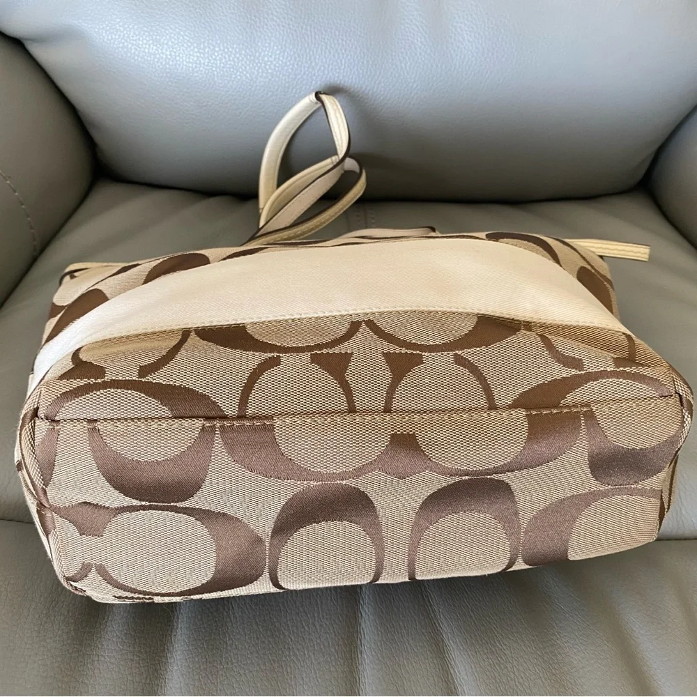 Coach Beige and Chalk Signature Canvas Tote - Picture 3 of 8